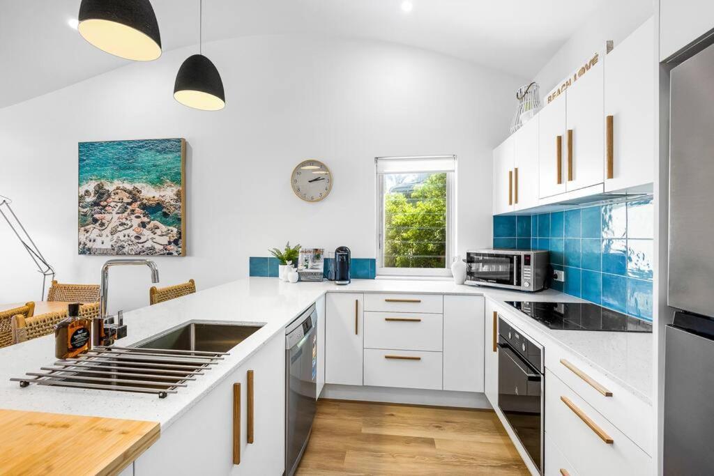 3 Andari, Sunshine ~ Modern Apt, 1 Min Apartment *