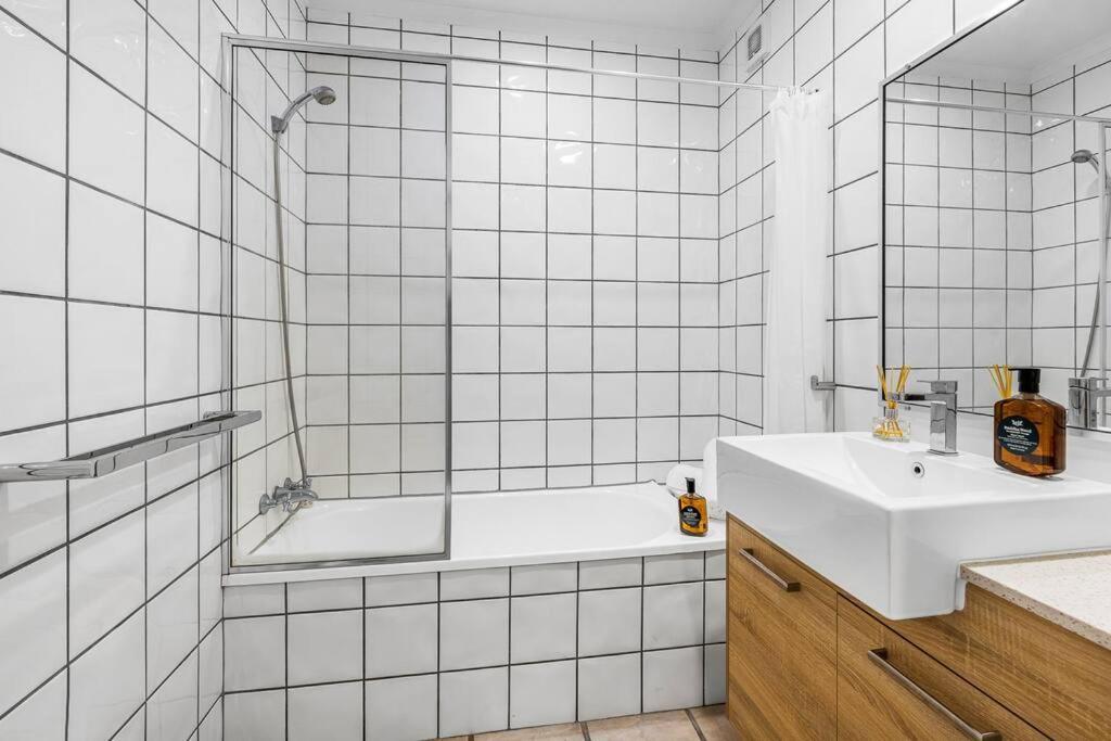 3 Andari, Sunshine ~ Modern Apt, 1 Min Apartment