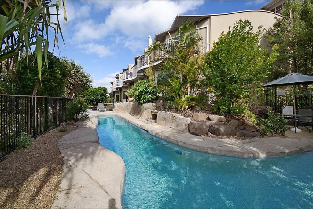 Apartment 3 Andari, Sunshine ~ Modern Apt, 1 Min Sunshine Beach